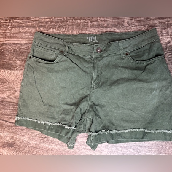 Time and Tru Green Women's Shorts - Picture 1 of 4